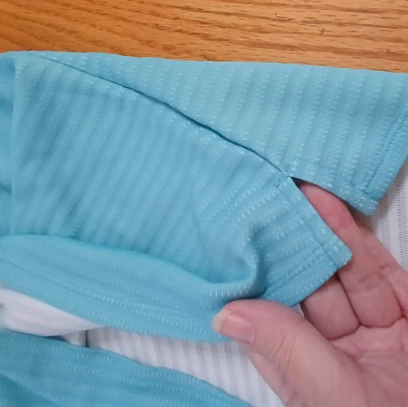 Under Armour Women's Aqua Sleeveless Polo Tank. Like New Condition. Size L - Picture 3 of 7